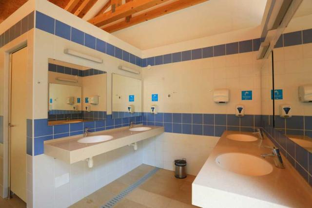 Pine Beach Pakoštane, sanitární prostor