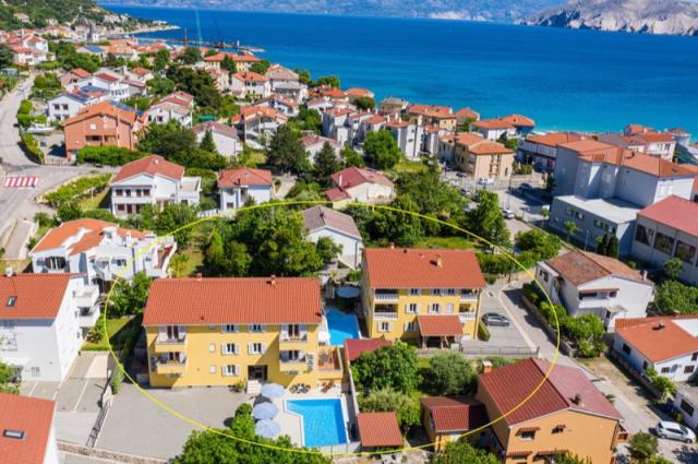 Vila Gorica 1 a 2 umístění v letovisku Baška (vyznačeno kroužke