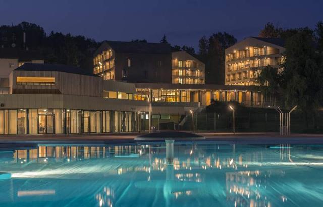 Hotel Well - pohleed od bazénů