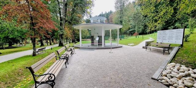 park v Terme Dobrna s termálním pramenem