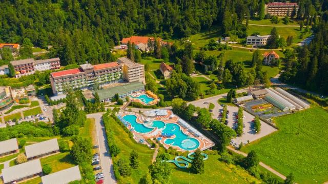 Pohled na hotel Vesna (aquapark je celoročně uzavřen)