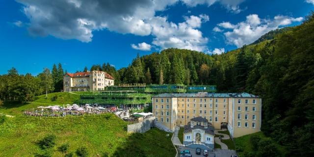 Rimske Terme, vpravo Zdraviliški dvor