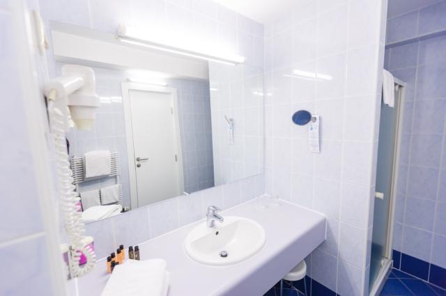 hotel-mirna-bathroom