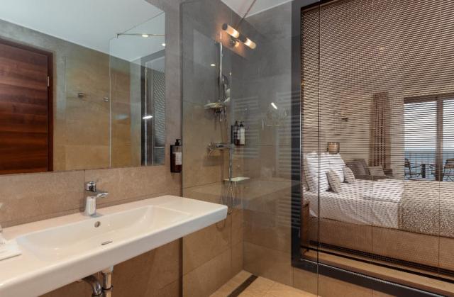 Cliff - Superior room bathroom (1)
