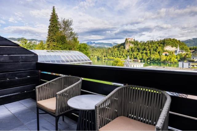 Kompas_Double room, pohled na jezero
