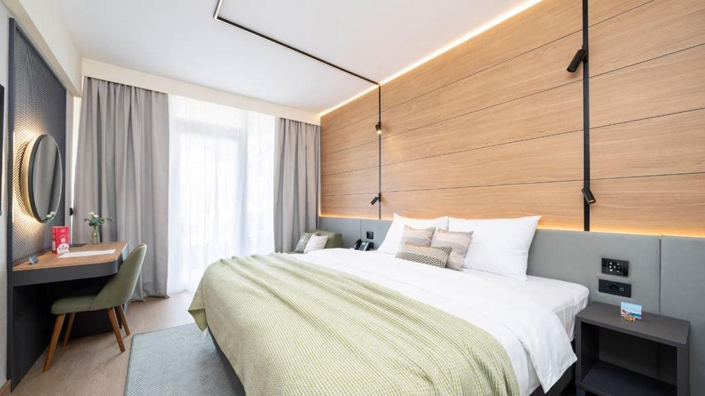 Hotel_Pelegrin_Plava_Laguna_Classic_room_with_french_bed_and_ba