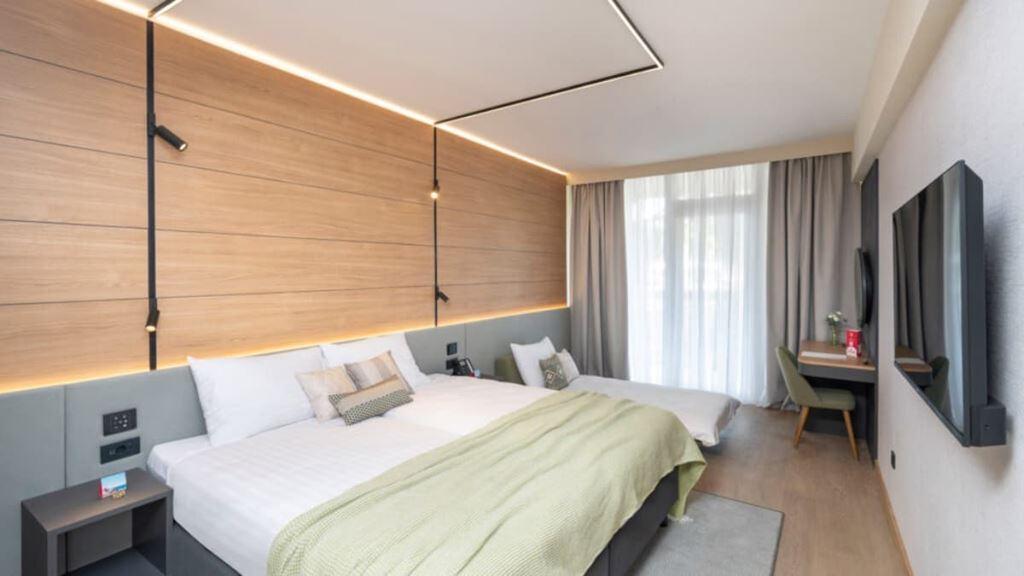Hotel_Pelegrin_Plava_Laguna_Classic_room_with_balcony_park_side