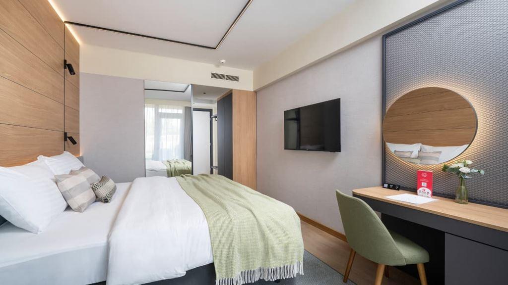 Hotel_Pelegrin_Plava_Laguna_Classic_room_with_french_bed_and_ba