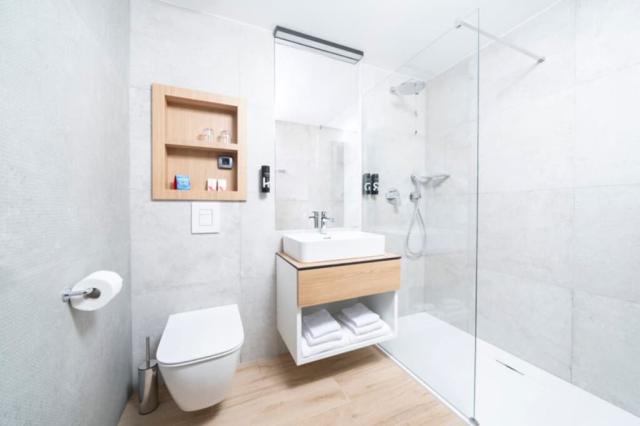 Hotel_Pelegrin_Plava_Laguna_Classic_room_with_balcony_park_side