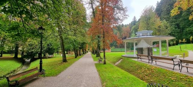 park v Terme Dobrna s termálním pramenem