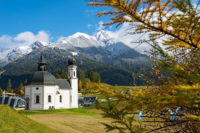 Seekirchl im Herbst mit erstem Schnee