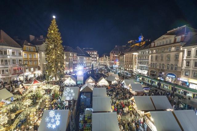 christbaum-illumination-am-hauptplatz-stadt-graz