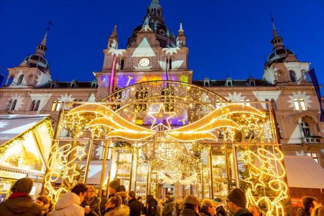 christkindlmarkt-am-hauptplatz-c-graz-tourismus-