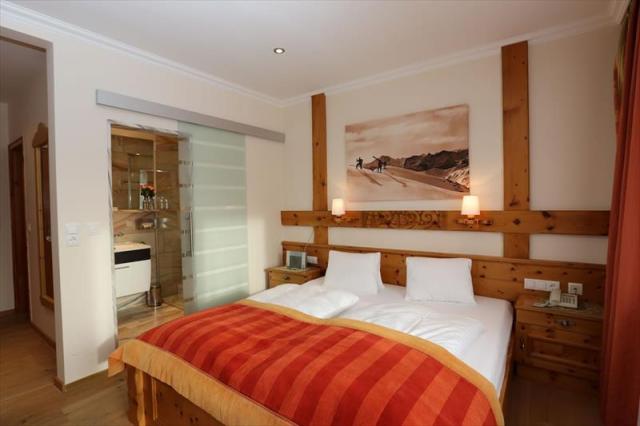 doppelzimmer-holz-bad-gross