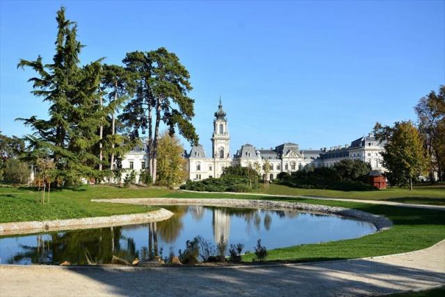 belso-park-a-felujitott-toval-es-hiddal-scaled