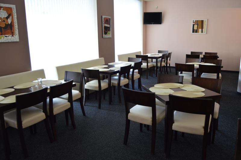restaurace dřevěné stoly a židle