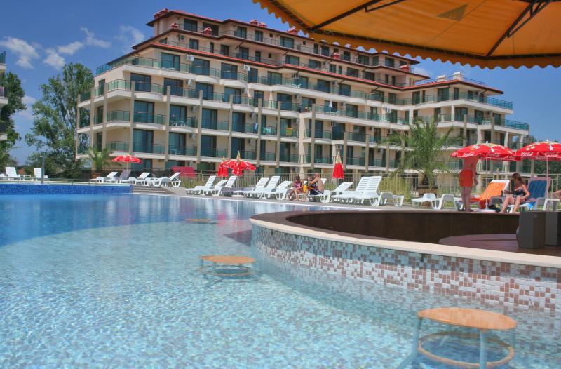 Hotel s bazénem bar v bazénu