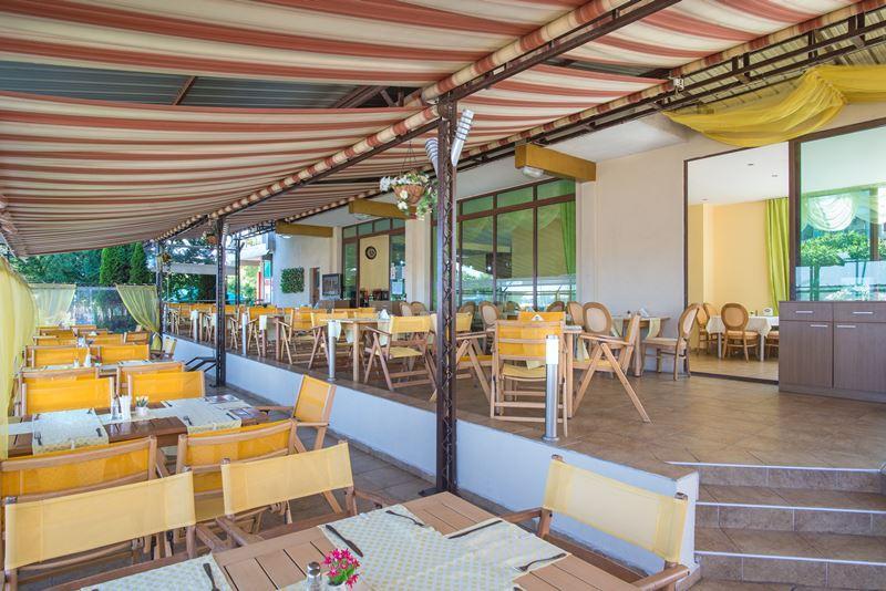 venkovní posezení restaurace