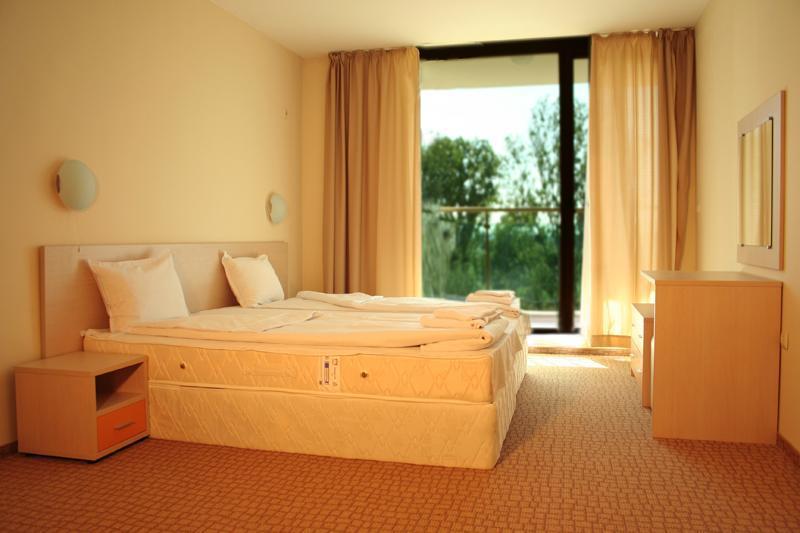 Apartmán ložnice manželská postel balkón