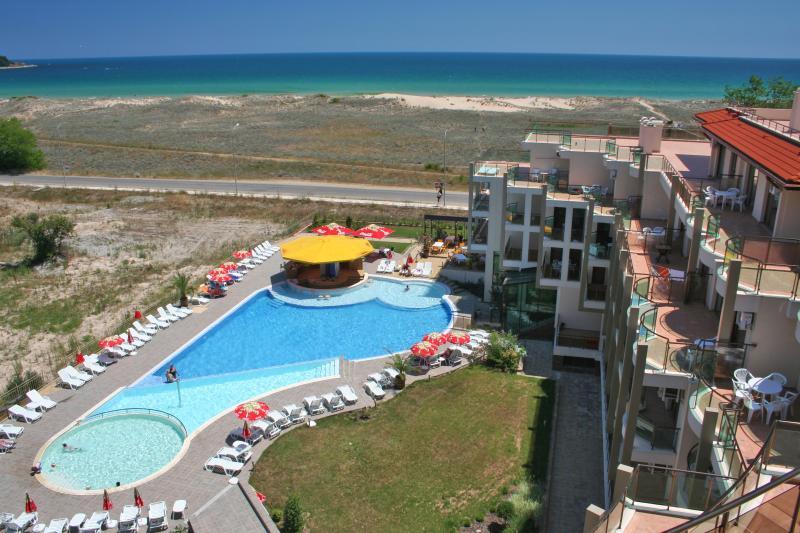 hotel s bazénem blízko moře