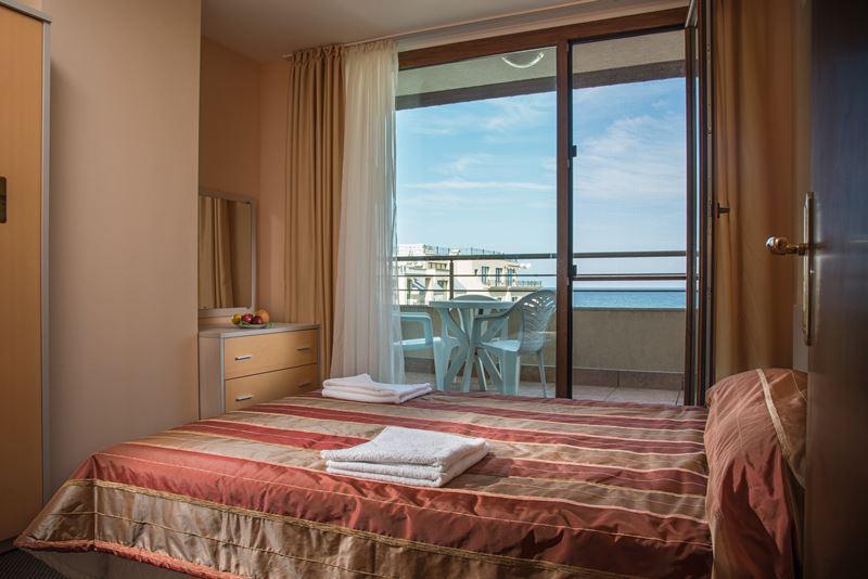 apartmán ložnice postel vedle balkónu