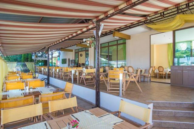 venkovní posezení restaurace