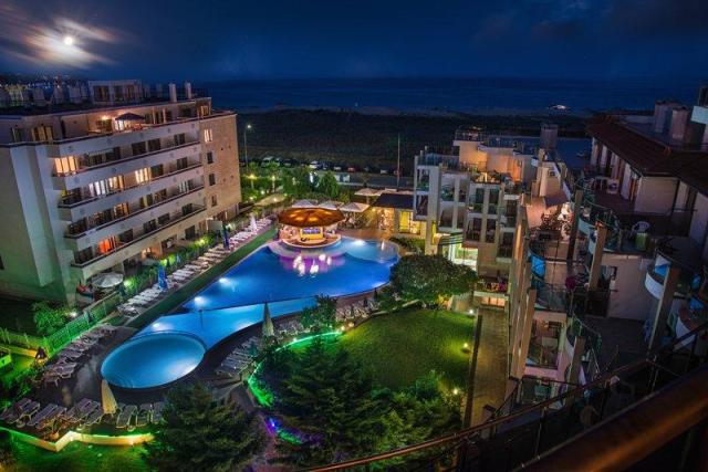 hotel s bazénem v noci osvětlení bazénu