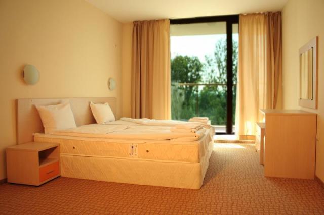Apartmán ložnice manželská postel balkón