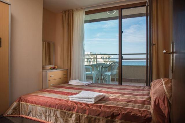 apartmán ložnice postel vedle balkónu