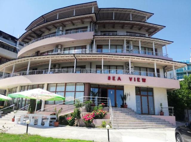 hotel z venku výhled na vstup do hotelu