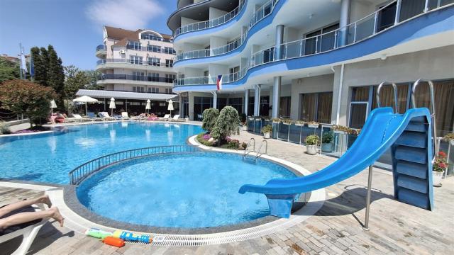 Hotel Blue Bay-bazén s dětskou skluzavkou.jpg