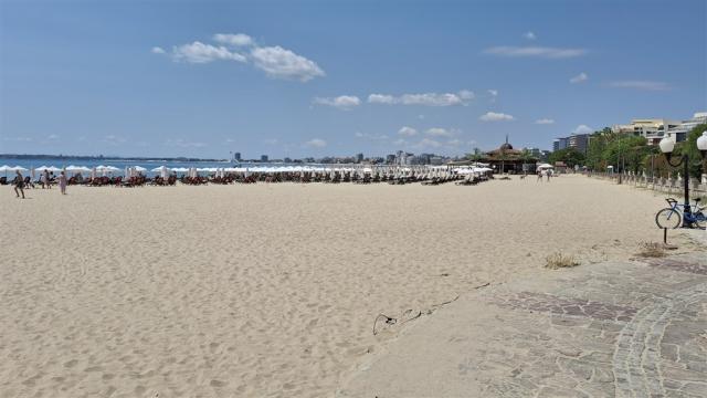 pláž u hotelu Blue Bay.jpg