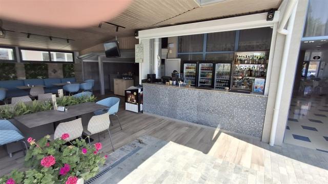 Hotel Blue Bay-bar u bazénu.jpg