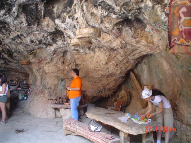Armenie Cave cafe in Noravank.JPG
