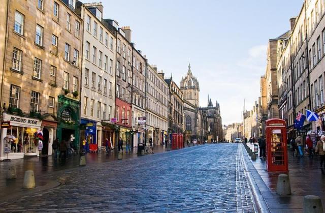 VBedinburg-royal-mile.jpeg