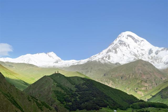 Gruzie Mt. Kazbek and Gergeti Church.JPG