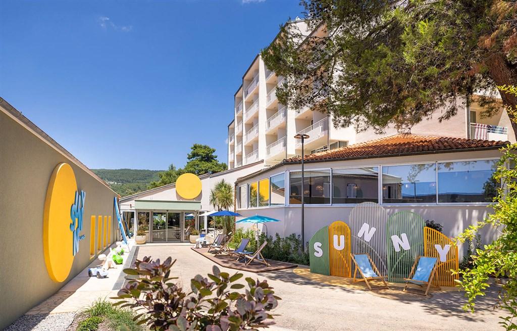 rabac-sunny-hotel-residence-main-entrance.jpg