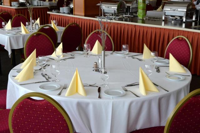 hunguest-hotel-beke-hajduszoboszlo-restaurace-jidelni-stul.jpg