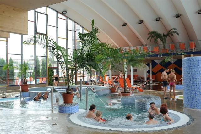 hunguest-hotel-beke-hajduszoboszlo-bazeny-a-virivka.jpg