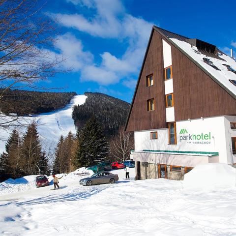 parkhotel-harrachov-cesko-pohled-na-hotel-v-zime-1.jpg