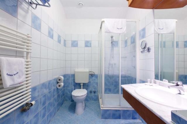 hotel-kehida-termál-kehidakustány-khd03-pokoj-standard-koupelna
