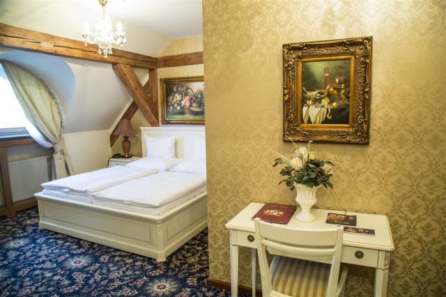 chateau-hotel-zbiroh-cesko-zbiroh-standard-pokoj-podkrovi.jpg