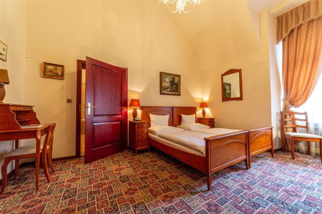 chateau-hotel-zbiroh-cesko-zbiroh-pokoj-standard.jpg