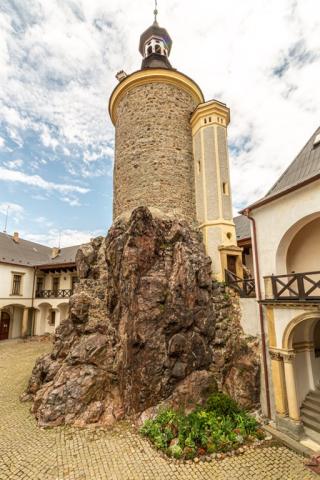 chateau-hotel-zbiroh-cesko-zbiroh-vez-nadvori.jpg