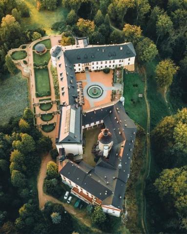 chateau-hotel-zbiroh-zbiroh-pohled-na-zamecky-hotel-a-zamek-zbi