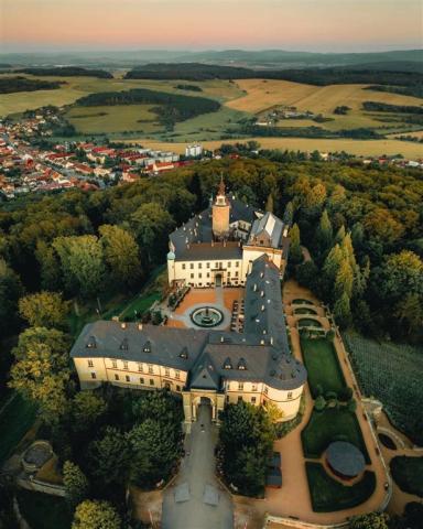 chateau-hotel-zbiroh-zbiroh-pohled-na-zamecky-hotel-a-zamek-zbi