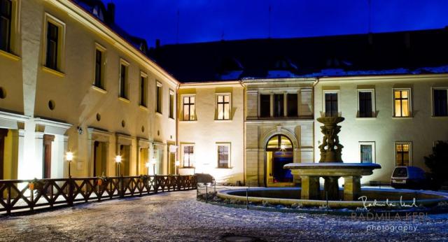 chateau-hotel-zbiroh-cesko-zbiroh-nadvori-noc.jpg