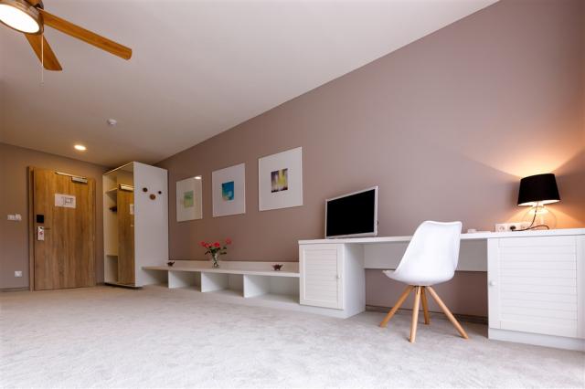 Cihelny-Golf-Karlovy-Vary-Cesko-pokoj-queen-suite.jpg