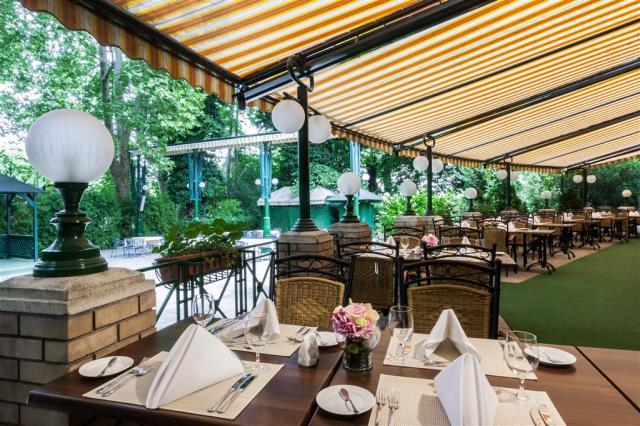 hotel-grand-margaret-island-madarsko-budapest-terasa.jpg