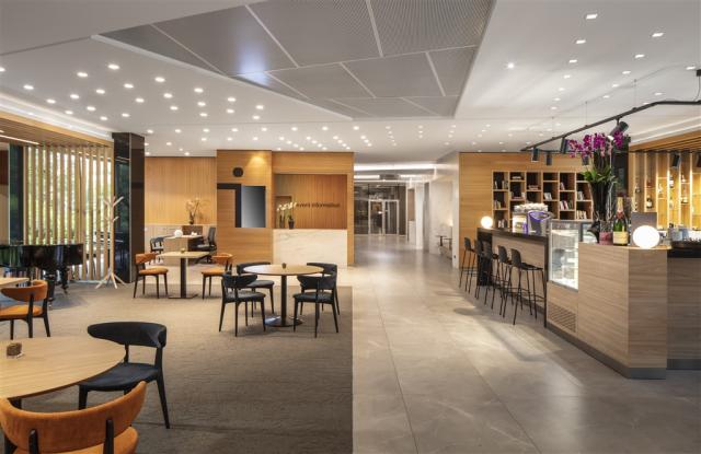 hotel-thermal-margaret-island-madarsko-budapest-lobby-bar (4).j